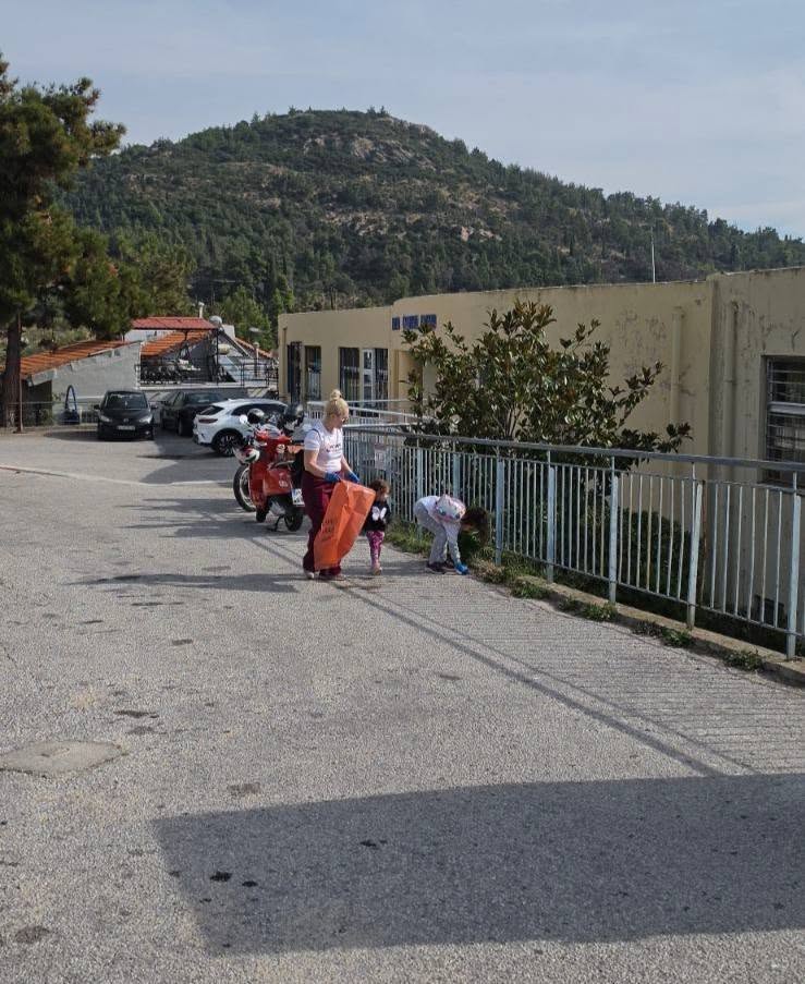 Κωτσόβολος Καβάλα - σακούλες απορριμμάτων δίπλα σε σχολικό κτίριο