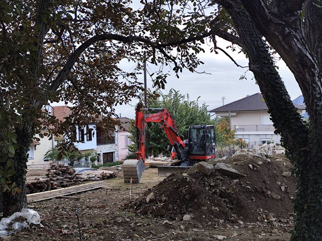 Ανάπλαση Κρυονερίου - εκσκαφέας ανάμεσα στα δέντρα του χώρου