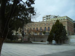 Μεγάλη Λέσχη Καβάλας - το κτίριο από την πλευρά της πλατείας