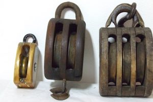 Ναυτικό Μουσείο Καβάλας - ξύλινες τροχαλίες πλοίου