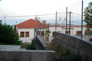 Παράλιο Τείχος - τα κτίρια που ενώνονται με το τείχος