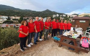 Πυροφυλάκειο Παληού - εθελοντές με κόκκινες μπλούζες στο ύψωμα πάνω από το Παληό Καβάλας
