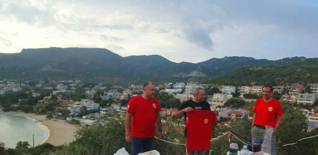 Εθελοντές στο Παληό Καβάλας με θέα τον κόλπο και τον οικισμό