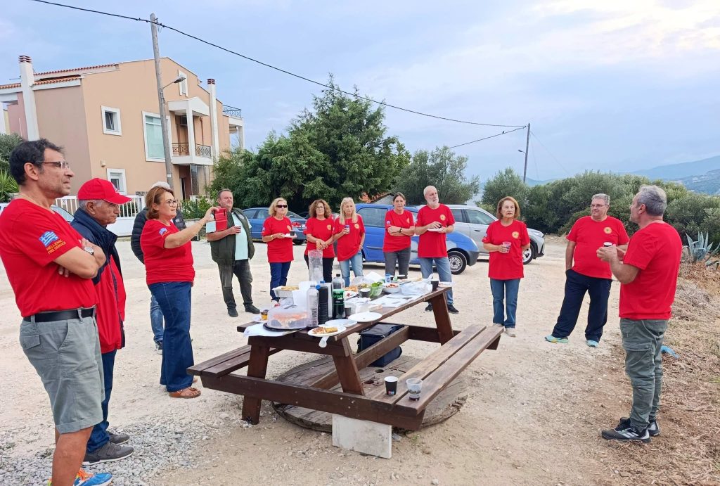 Συζήτηση των εθελοντών γύρω από τραπέζι στο πυροφυλάκειο του Παληού