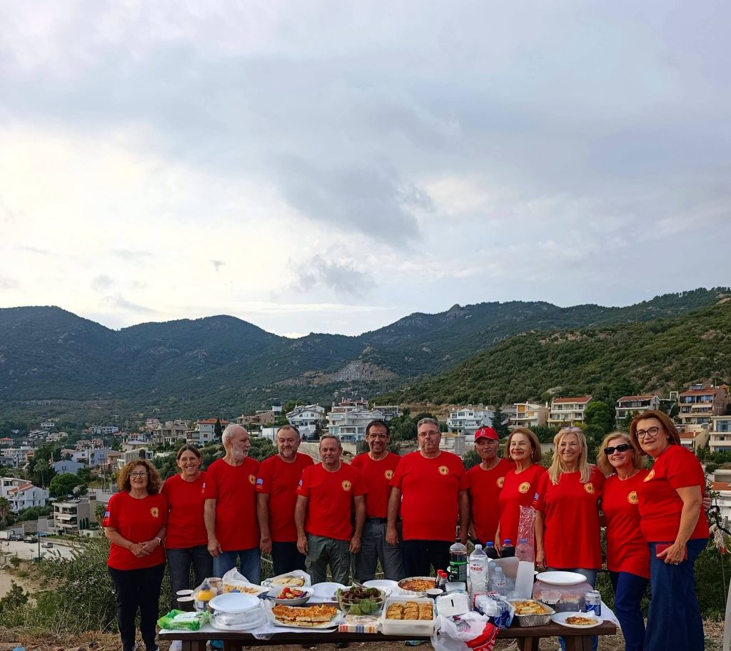 Ομαδική φωτογραφία εθελοντών πυροφυλάκων με φόντο τα βουνά και το Παληό Καβάλας