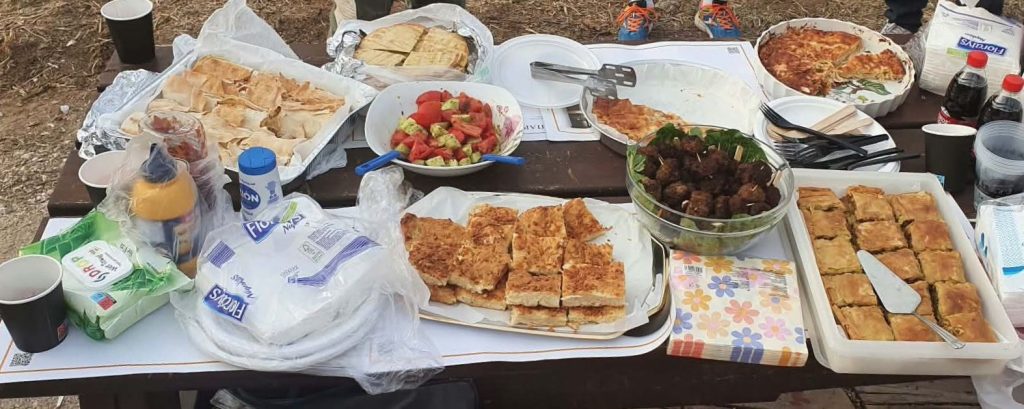 Τραπέζι με πίτες και κεράσματα στη συνάντηση των εθελοντών του Παληού