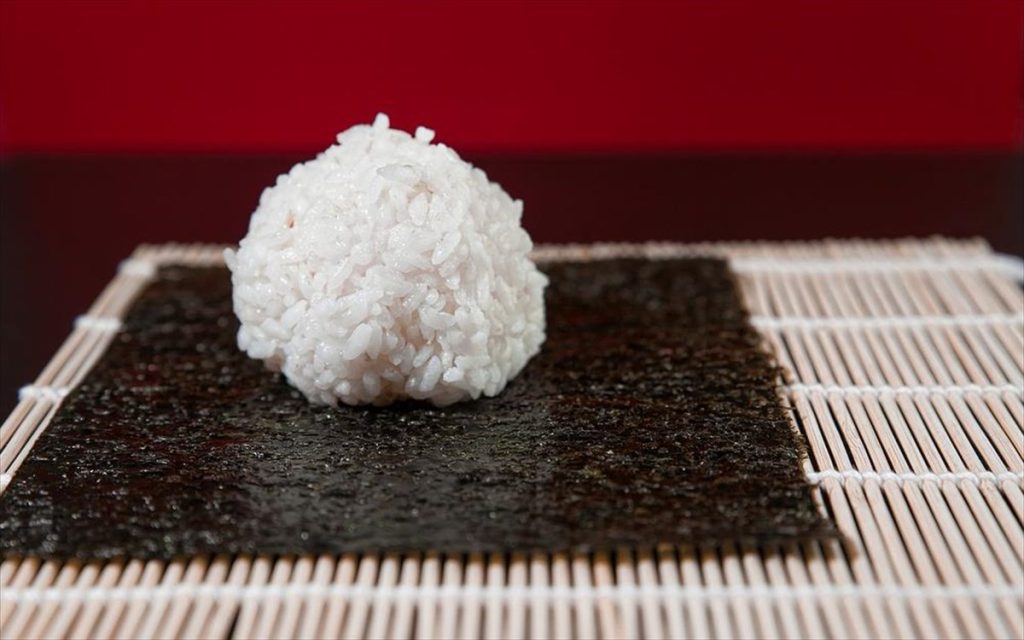 Ρύζι για sushi πάνω σε φύλλο nori και ψάθα από bamboo