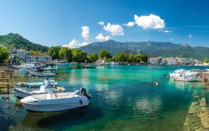 Τουριστική κίνηση Θάσου - σκάφη στο λιμάνι της Θάσου