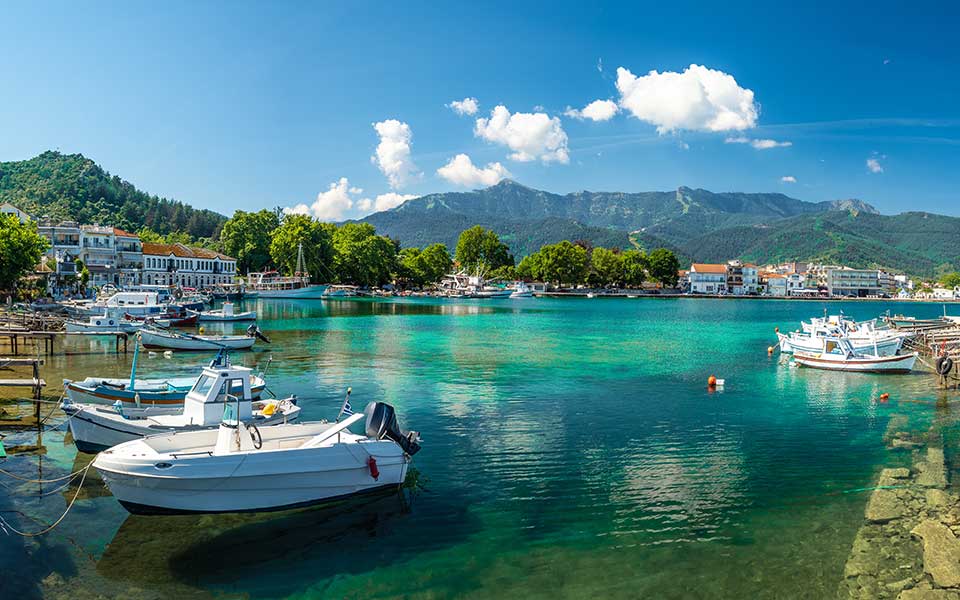 Τουριστική κίνηση Θάσου - σκάφη στο λιμάνι της Θάσου