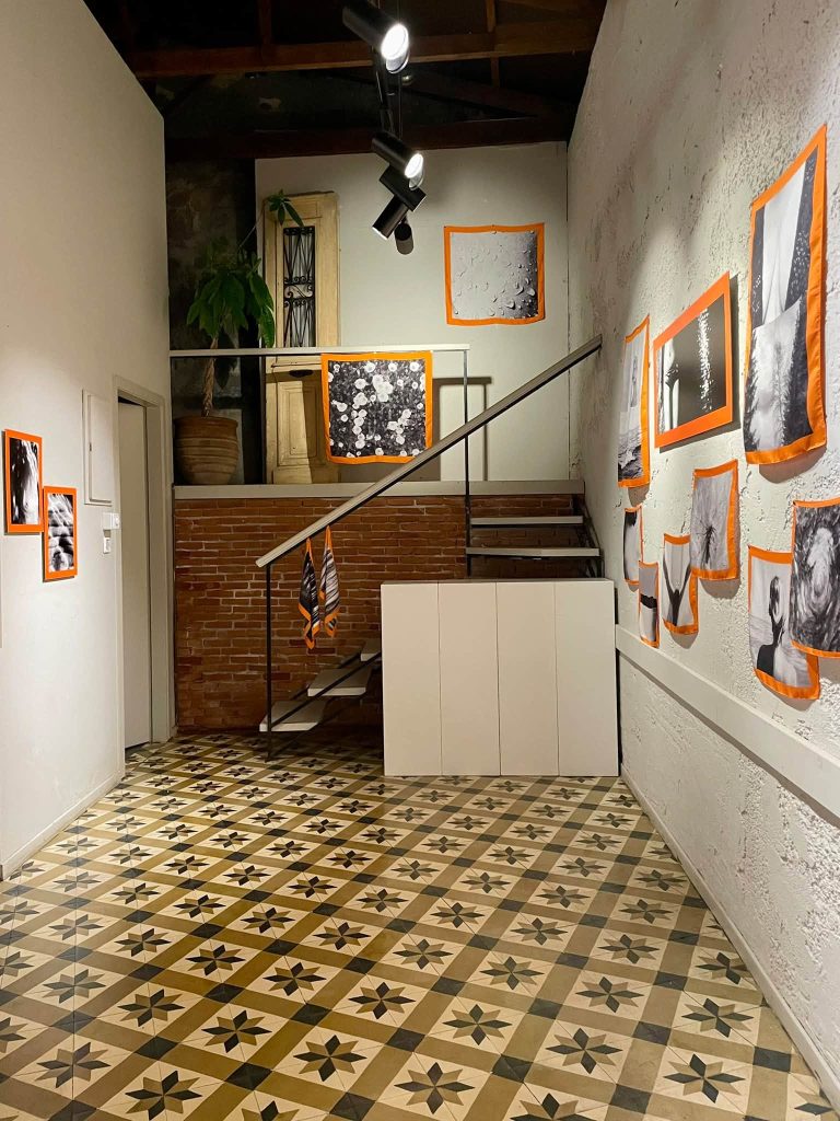 té arts Τσαλαπετεινός Καβάλα - μεταξωτά έργα με πορτοκαλί πλαίσιο δίπλα στη σκάλα