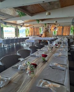 Yalos Restaurant Bar - ο εσωτερικός χώρος στρωμένος για εκδήλωση