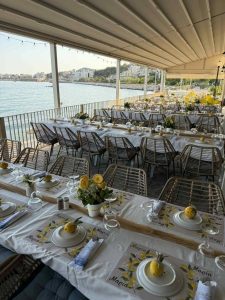Yalos Restaurant Bar - στρωμένα τραπέζια στη βεράντα δίπλα στη θάλασσα