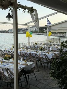 Yalos Restaurant Bar - η στεγασμένη βεράντα με τραπέζια και θέα στη θάλασσα