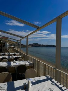 Yalos Restaurant Bar - η βεράντα με τα τραπέζια και θέα στη θάλασσα