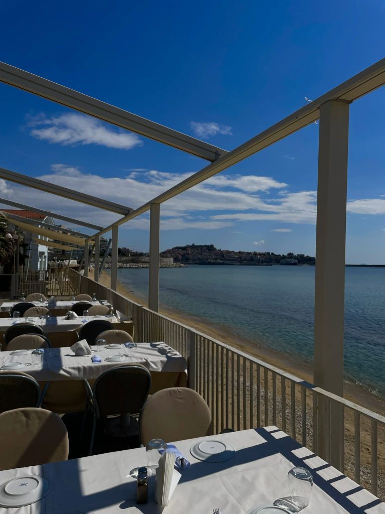 Yalos Restaurant Bar - η βεράντα με τα τραπέζια και θέα στη θάλασσα
